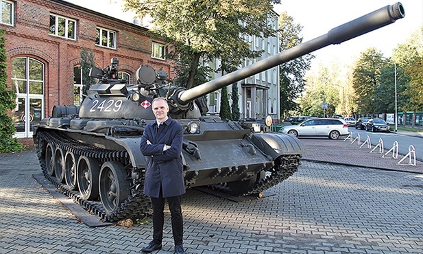 Dyrektor Robert Ciupa i nowy eksponat.