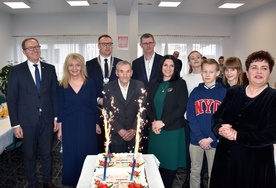 Setne urodziny Władysława Armentowicza. Z jubilatem (w środku) najbliżsi i przedstawiciele lokalnych władz.