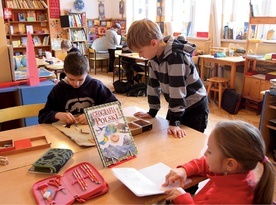 Metoda wychowawcza Marii Montessori oparta jest na założeniu, że dzieci szybciej się uczą, jeśli w ten proces zaangażowane są wszystkie zmysły.