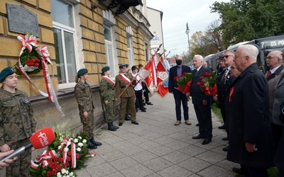 Opozycjoniści okresu PRL-u i działacze Solidarności złożyli kwiaty pod tablicą, umieszczoną na ścianie kamienicy, gdzie w prywatnym mieszkaniu odbyło się pierwsze spotkanie Międzyzakładowej Komisji Założycielskiej NSZZ "Solidarność".