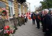 Opozycjoniści okresu PRL-u i działacze Solidarności złożyli kwiaty pod tablicą, umieszczoną na ścianie kamienicy, gdzie w prywatnym mieszkaniu odbyło się pierwsze spotkanie Międzyzakładowej Komisji Założycielskiej NSZZ "Solidarność".