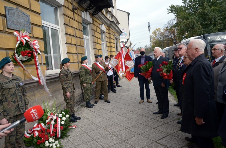 Opozycjoniści okresu PRL-u i działacze Solidarności złożyli kwiaty pod tablicą, umieszczoną na ścianie kamienicy, gdzie w prywatnym mieszkaniu odbyło się pierwsze spotkanie Międzyzakładowej Komisji Założycielskiej NSZZ "Solidarność".