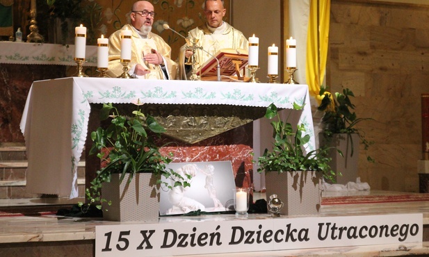 Ks. Mirosław Kareta i ks. Jarosław Ogrodniczak sprawowali na Złotych Łanach Mszę św. w intencji rodziców po stracie dziecka.