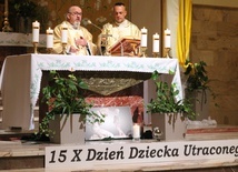 Ks. Mirosław Kareta i ks. Jarosław Ogrodniczak sprawowali na Złotych Łanach Mszę św. w intencji rodziców po stracie dziecka.
