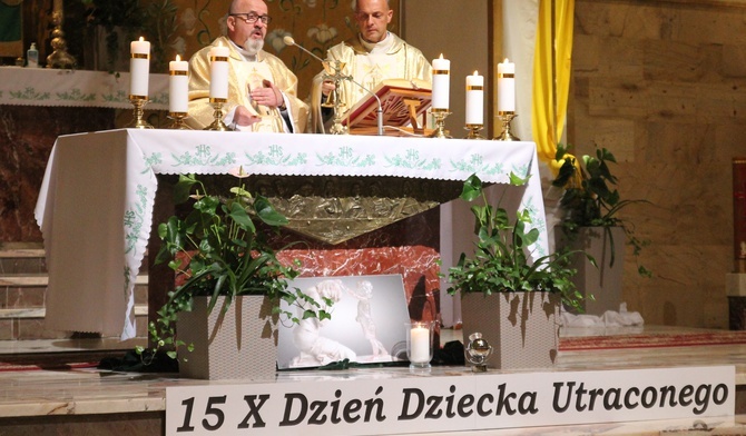 Ks. Mirosław Kareta i ks. Jarosław Ogrodniczak sprawowali na Złotych Łanach Mszę św. w intencji rodziców po stracie dziecka.