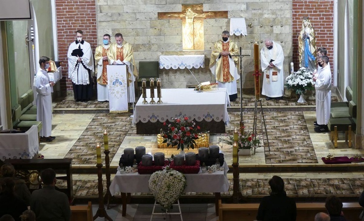 Msza św. w intencji dzieci utraconych i ich rodziców w kościele św. Małgorzaty w Kamienicy.