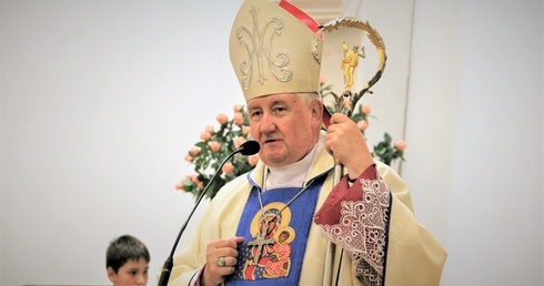 Bp Kamiński: cmentarze nawiedzajmy nie tylko 1 i 2 listopada