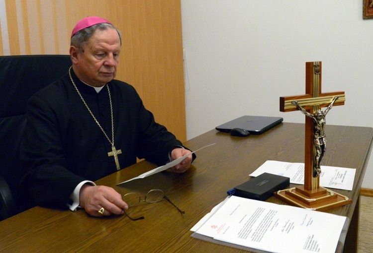 Ordynariusz Radomski prosi, by każdą niedzielę, po każdej Mszy Świętej, odśpiewane zostały suplikacje "Święty Boże" w intencji uproszenia Bożego miłosierdzia dla świata i oddalenie epidemii koronawirusa.