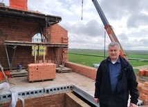 - Postępy w pracach to zasługa ofiarodawców i parafian - mówi kapłan.