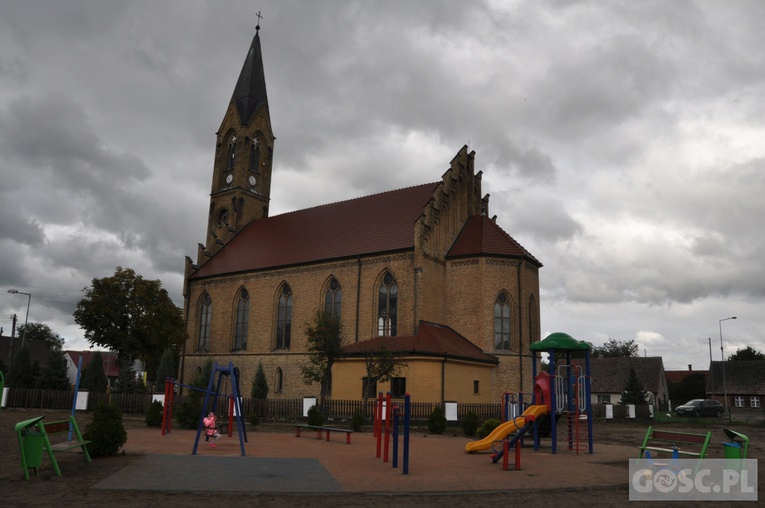 Nadanie imienia św. Jana Pawła II szkole podstawowej w Trzebiczu
