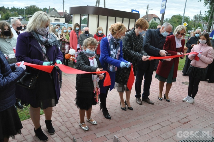 Nadanie imienia św. Jana Pawła II szkole podstawowej w Trzebiczu