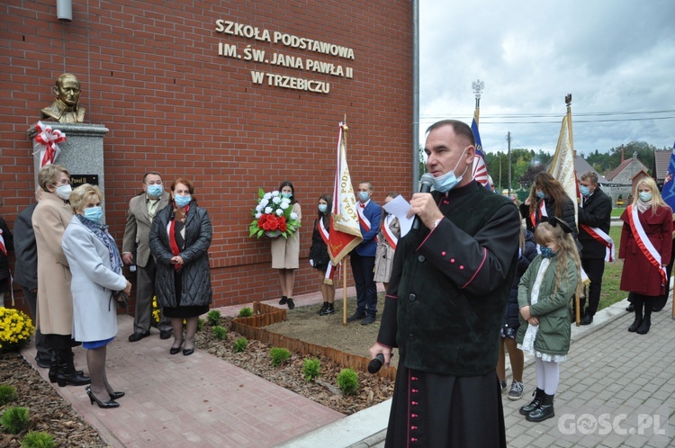 Nadanie imienia św. Jana Pawła II szkole podstawowej w Trzebiczu