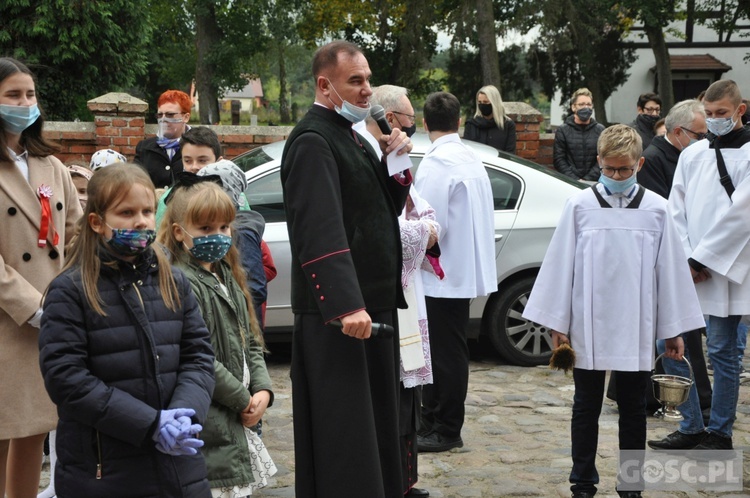 Nadanie imienia św. Jana Pawła II szkole podstawowej w Trzebiczu