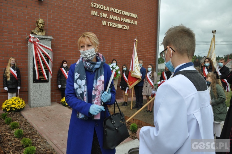 Nadanie imienia św. Jana Pawła II szkole podstawowej w Trzebiczu