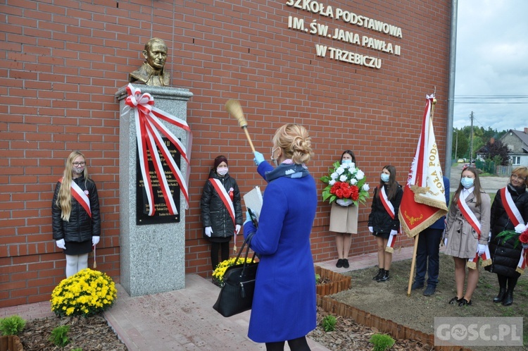 Nadanie imienia św. Jana Pawła II szkole podstawowej w Trzebiczu