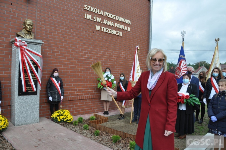 Nadanie imienia św. Jana Pawła II szkole podstawowej w Trzebiczu