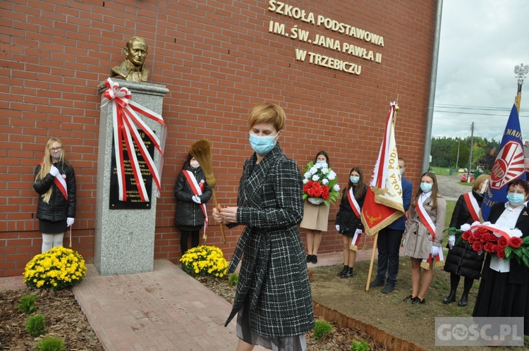 Nadanie imienia św. Jana Pawła II szkole podstawowej w Trzebiczu