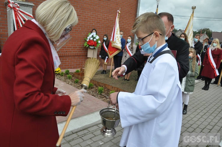 Nadanie imienia św. Jana Pawła II szkole podstawowej w Trzebiczu