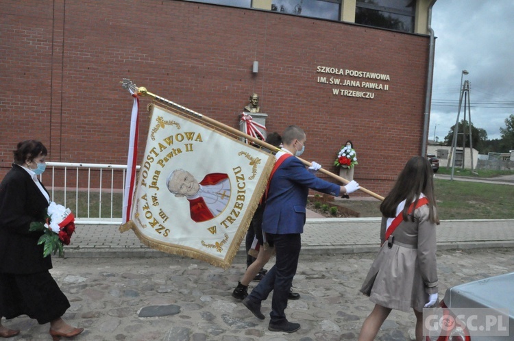 Nadanie imienia św. Jana Pawła II szkole podstawowej w Trzebiczu