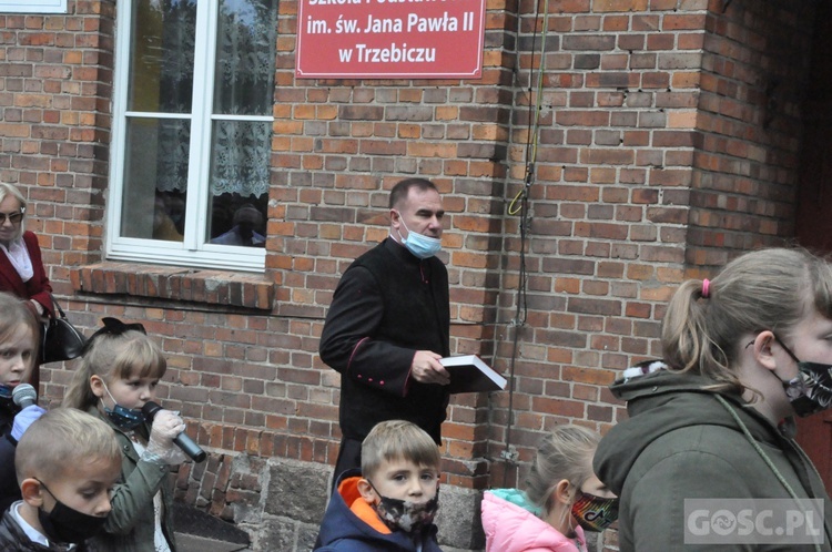 Nadanie imienia św. Jana Pawła II szkole podstawowej w Trzebiczu