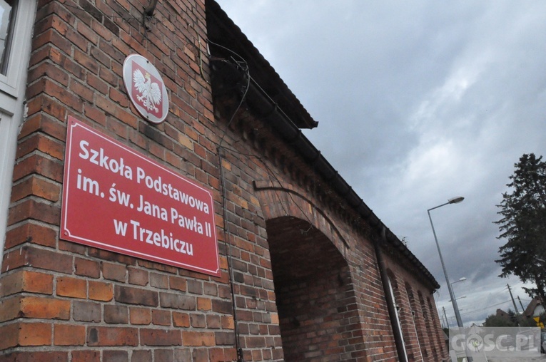Nadanie imienia św. Jana Pawła II szkole podstawowej w Trzebiczu