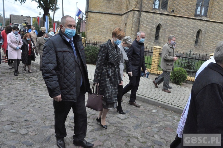 Nadanie imienia św. Jana Pawła II szkole podstawowej w Trzebiczu