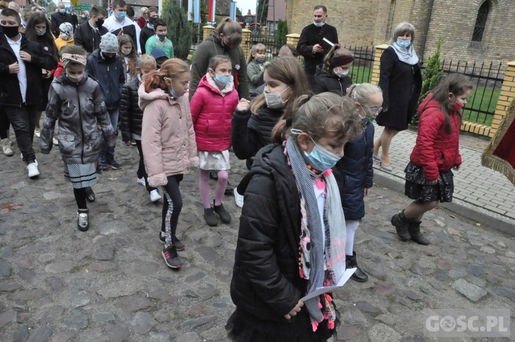 Nadanie imienia św. Jana Pawła II szkole podstawowej w Trzebiczu