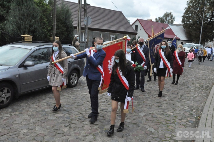 Nadanie imienia św. Jana Pawła II szkole podstawowej w Trzebiczu