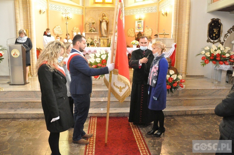 Nadanie imienia św. Jana Pawła II szkole podstawowej w Trzebiczu