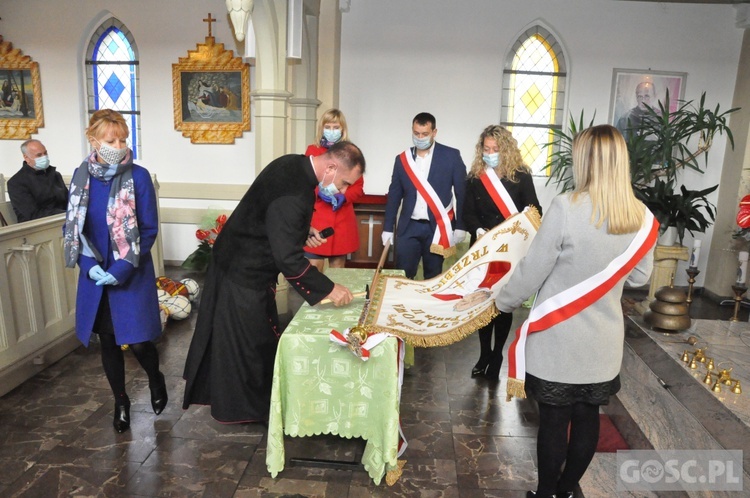 Nadanie imienia św. Jana Pawła II szkole podstawowej w Trzebiczu