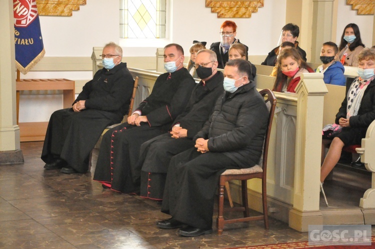 Nadanie imienia św. Jana Pawła II szkole podstawowej w Trzebiczu