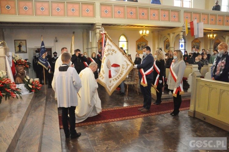 Nadanie imienia św. Jana Pawła II szkole podstawowej w Trzebiczu