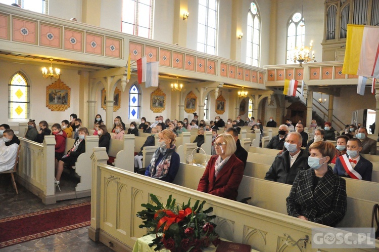 Nadanie imienia św. Jana Pawła II szkole podstawowej w Trzebiczu