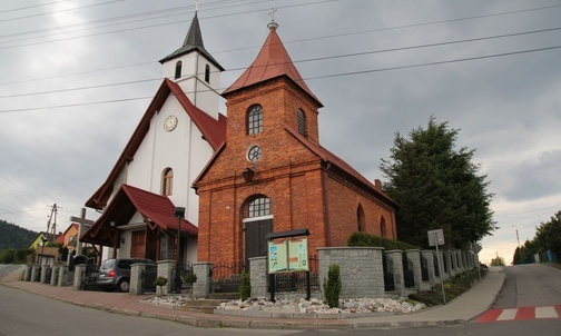 Kościół Najświętszego Serca Pana Jezusa w Słotwinie - projekty jego wnętrza, witraży i otoczenia są autorstwa śp. ks. Mieczysława Grabowskiego. 