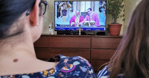 Gdzie obejrzeć Mszę św.? Parafie wracają do transmisji
