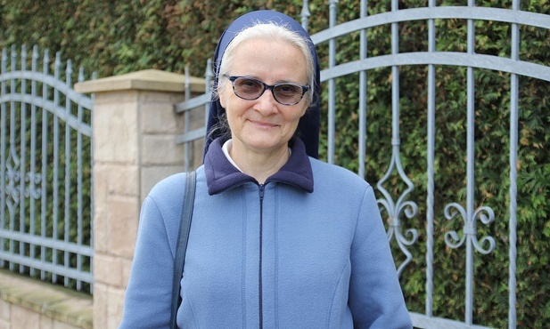 Siostra Anna Ewa Trzepacz podczas swojego urlopu w rodzinnej parafii w Bielsku-Białej Komorowicach Obszarach.