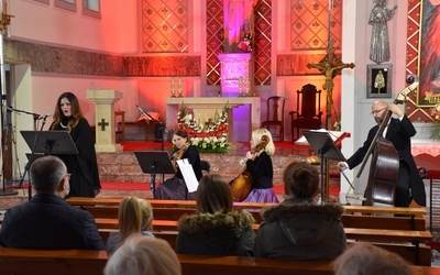 Kompozycję zaśpiewa Agnieszka Tomaszewska, solistka Badische Staatstheater Karlsruhe i Teatru Wielkiego - Opery Narodowej w Warszawie, sopranistka od lat związana z Cappellą Gedanensis.