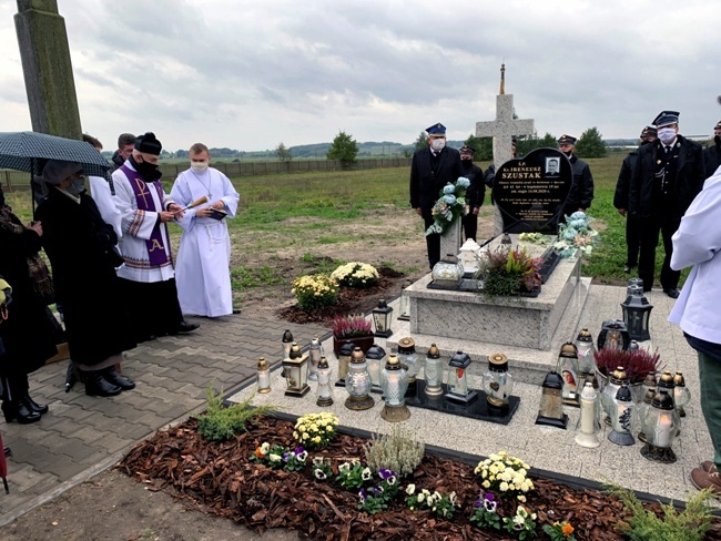 Pomnik nagrobny śp. ks. Ireneusza Szustaka