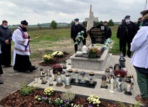 Pomnik nagrobny poświęcił ks. Jan Serszyński.