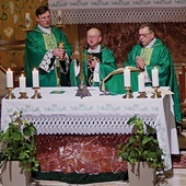 Od lewej księża: Mirosław Kareta, Marcin Hałas, Józef Walusiak, Stanisław Wójcik i Marcin Kulig podczas jubileuszowej Mszy św.