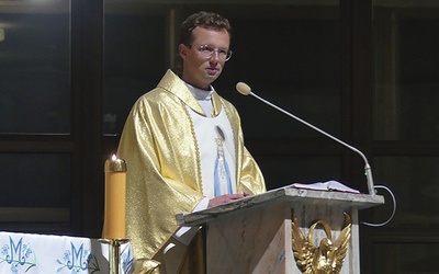 Ksiądz M. Dudkiewicz podczas Mszy św. inaugurującej cykl 55 internetowych spotkań z Matką Najświętszą.