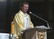 Ksiądz M. Dudkiewicz podczas Mszy św. inaugurującej cykl 55 internetowych spotkań z Matką Najświętszą.