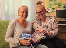 Barbara Biegun (z lewej) i Kamila Drzewiecka oraz ich pomoc dla rodziców w nauce modlitwy „Zdrowaś, Maryjo”.