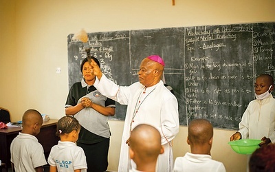 John Ebebe Ayah, biskup diecezji Uyo, poświęcił szkołę w Dniu Edukacji Narodowej. Było to ogromne święto dla tamtejszej społeczności, do którego przygotowywała się przez wiele dni.