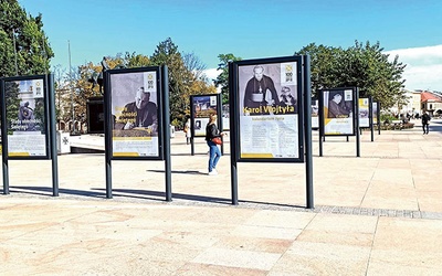 	O związkach Jana Pawła II m.in. z lubelską uczelnią przypomina ta ekspozycja .