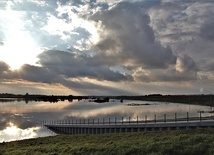 Fala wezbraniowa na Odrze uwięziona wewnątrz potężnych wałów – 15 października 2020 r.; widok z dzielnicy Brzezie na prawym brzegu rzeki.