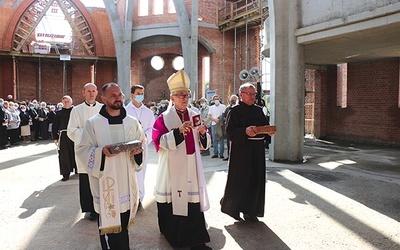 Kamienie wmurowane w powstającej budowli są odwołaniem do miejsc ważnych dla parafii w Starych Panewnikach wbudowali je abp Wiktor Skworc, o. Serafin (z lewej) i o. Antonin.
