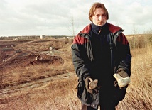	Krzysztof Spałek z kośćmi dinozaurów, które odkrył w kopalni iłu w Krasiejowie.