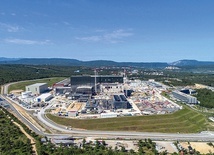 Na południu Francji, niedaleko Marsylii, w Centrum Badawczym Cadarache trwa budowa największego reaktora termojądrowego na świecie. Powinien rozpocząć prace  już za 5 lat.