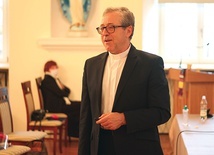 	– „Po prostu powiedz, jak spotkałeś prymasa i papieża” – tak mi radził ks. Mroczkowski. Idę więc za jego myślą i dzielę się tym, co przeżyłem  – mówił ks. prof. Seweryniak.